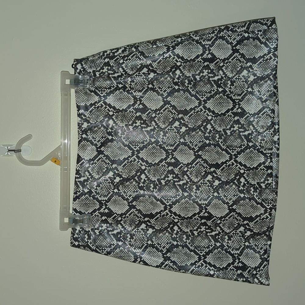 H&M 🌟 NWOT Snake print mini skirt